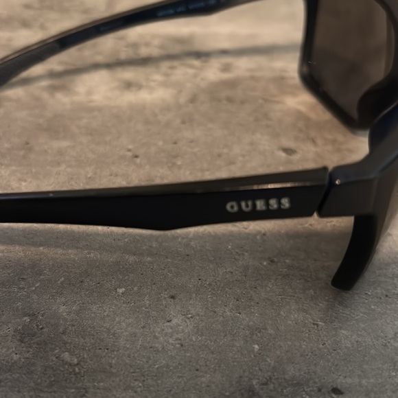Guess sunglasses - Picture 2 of 3